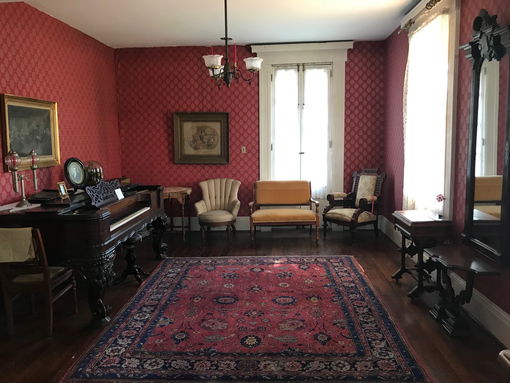 Taille de Noyer Front Parlor